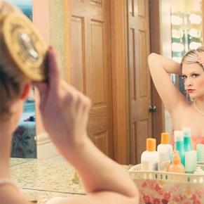 Using colour to hide skin blemishes